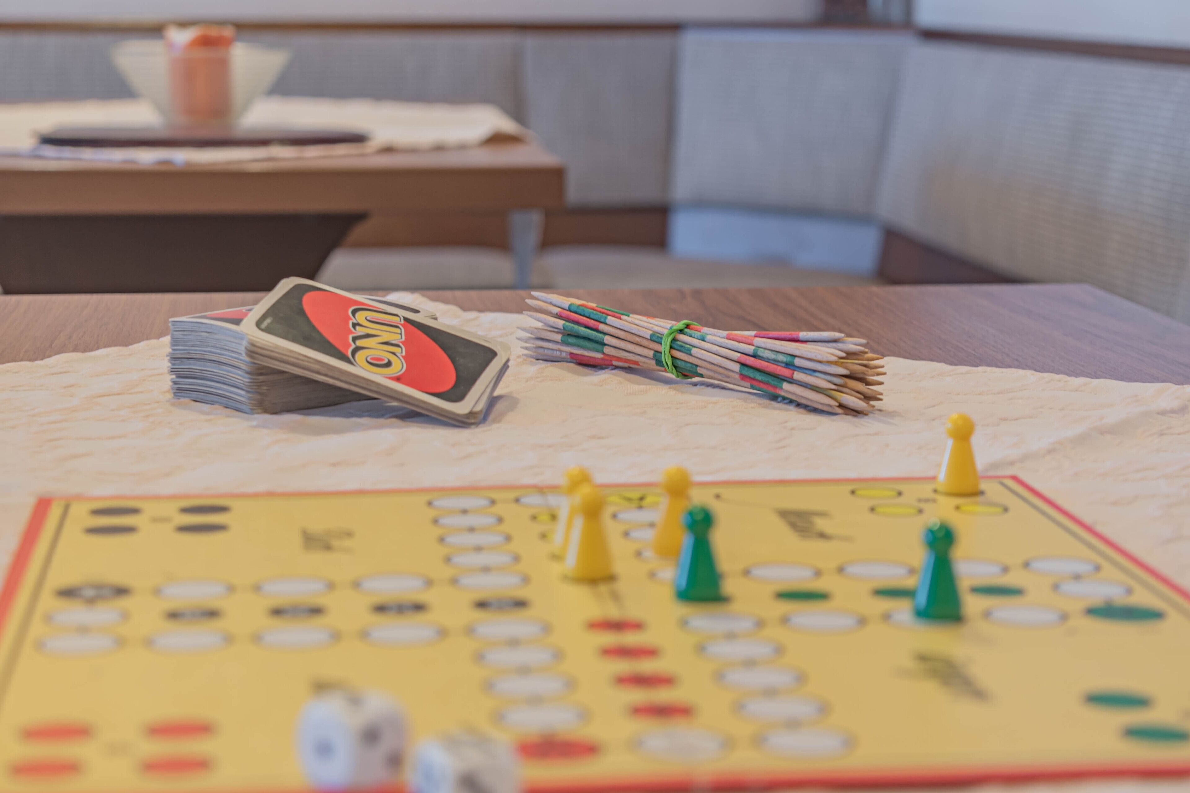 Jogo de tabuleiro montado em uma mesa, com dados e peças.