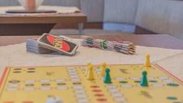 Jogo de tabuleiro montado em uma mesa, com dados e peças.