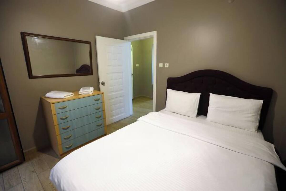 1 kamar tidur, seprai premium, dan selimut bulu angsa