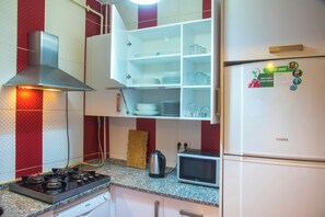 Departamento familiar, balcón | Cocina privada | Frigobar, utensilios de cocina y artículos de limpieza 