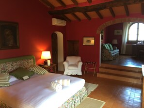 Frette Italian sheets, premium bedding, minibar, in-room safe - Relais San Bruno (Montepulciano)