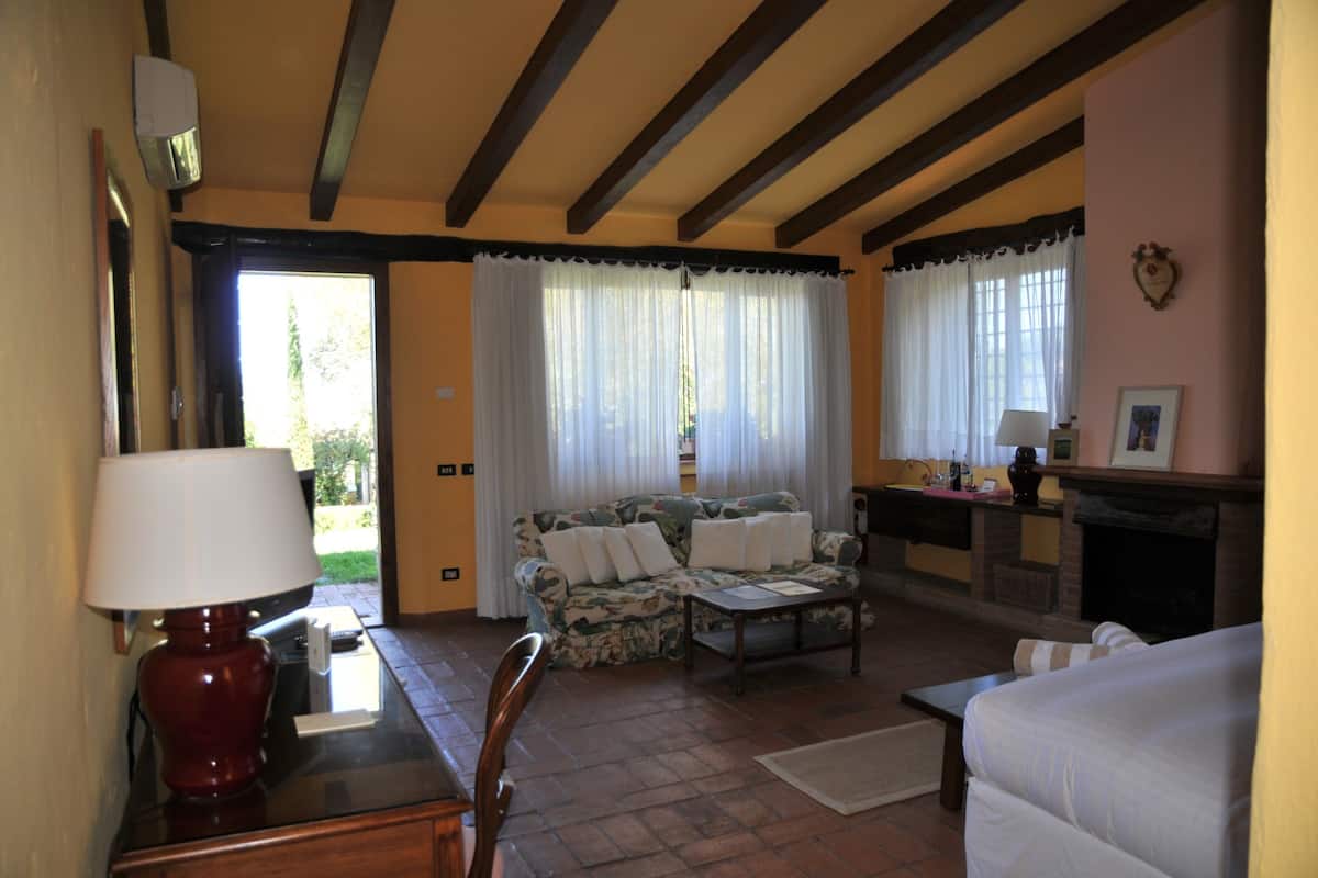 Luxe suite, patio, uitzicht op park | Italiaanse Frette-lakens, luxe beddengoed, een minibar
