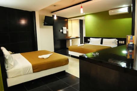 Escritorio, wifi gratis y ropa de cama