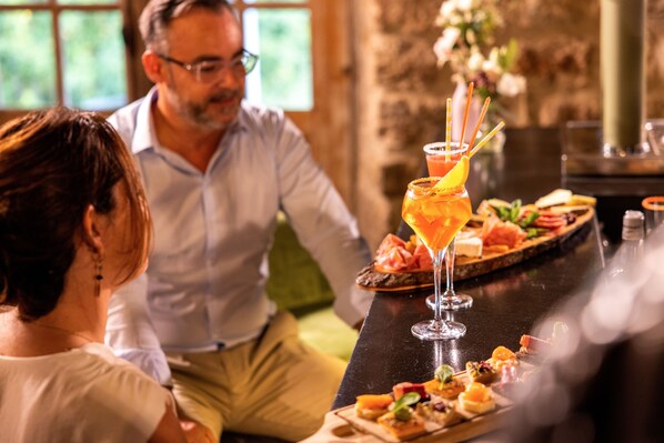 A bar area with a variety of drinks and appetizers. - Château de Fontanges (Onet-le-Chateau)