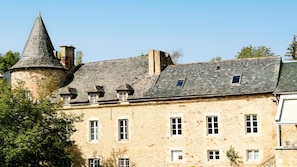 A historic building with a stone tower and multiple windows. - Château de Fontanges (Onet-le-Chateau)