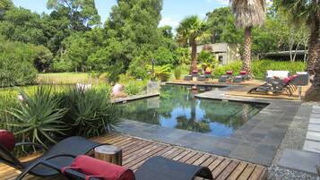 Piscine extérieure, parasols de plage, chaises longues