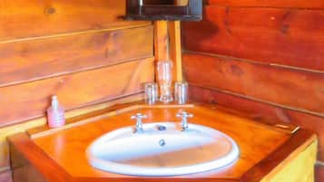 Kabin Keluarga (Tented ) | Kamar mandi | Kombinasi shower/bathtub dan bathtub dengan aliran air