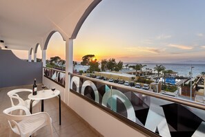 In-room safe, individually decorated, individually furnished, desk - Sunny Days Hotel (Rhodes)
