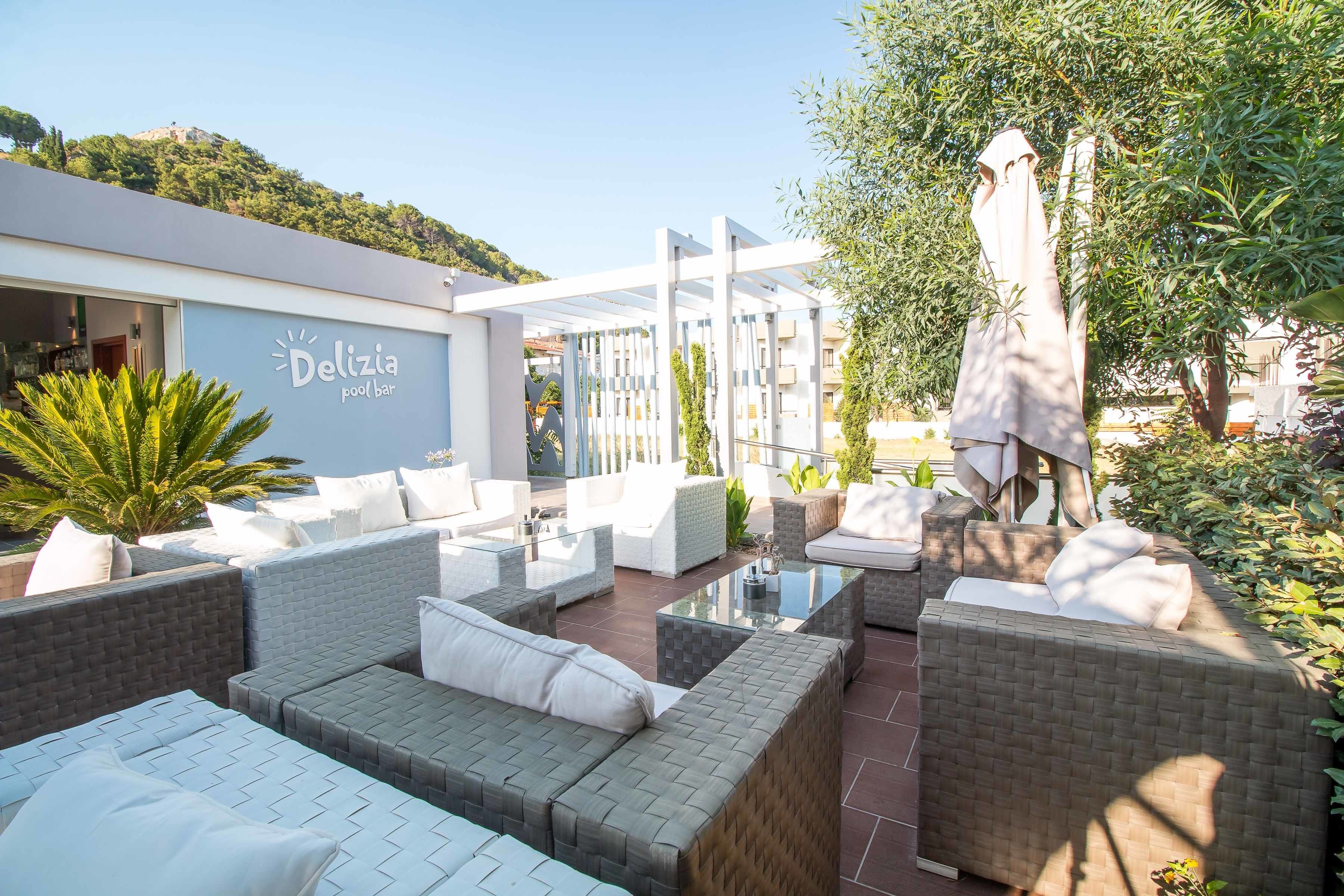 Quầy bar bên hồ bơi