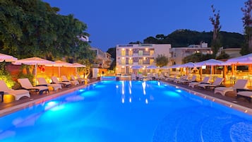 Sæsonbestemt udendørs pool, åben fra kl. 10.00 til kl. 18.00, parasoller