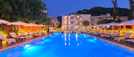 Piscine extérieure (ouverte en saison), parasols de plage