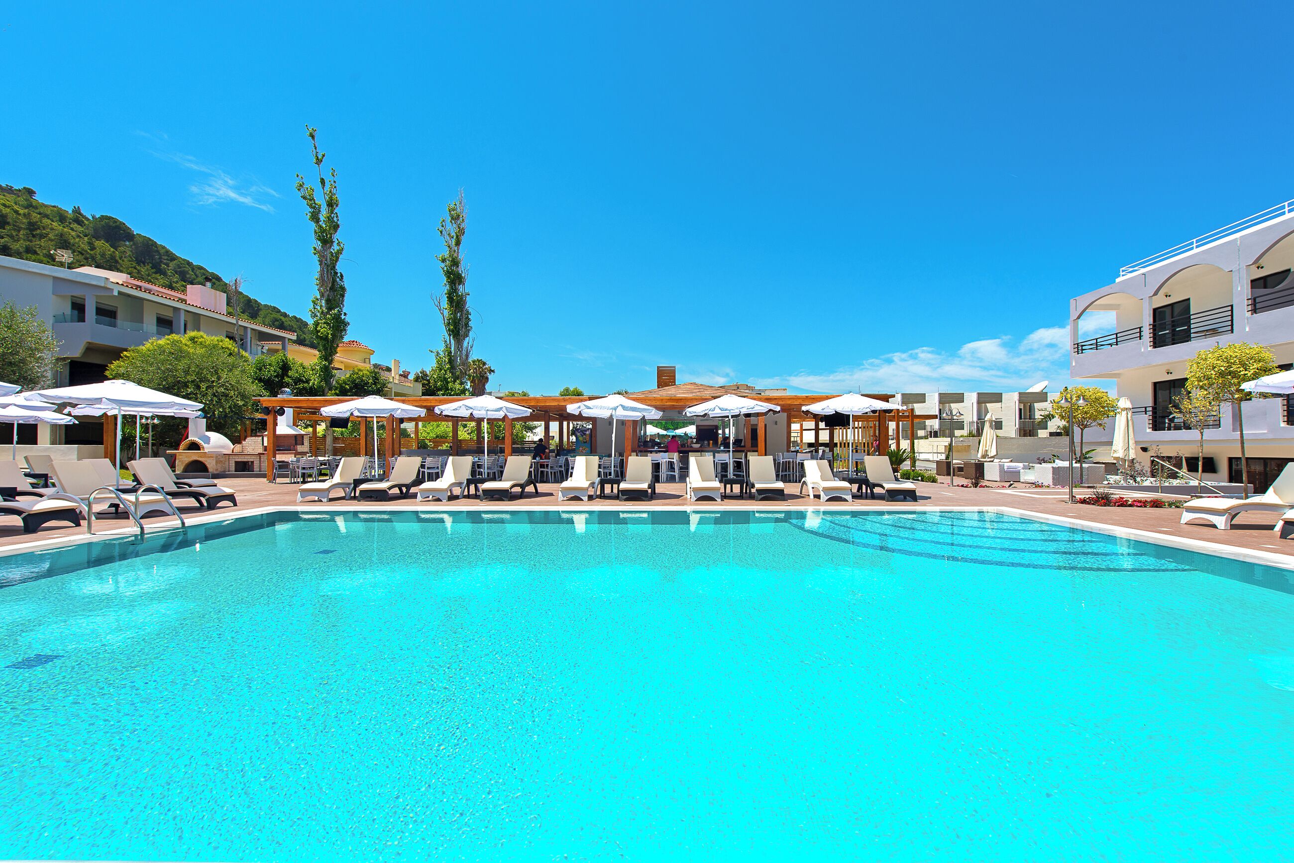 Una piscina al aire libre de temporada (de 10:00 a 18:00), sombrillas