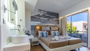 Et moderne hotelværelse med en stor seng, et badeværelse med håndvask og en balkon med udsigt.
