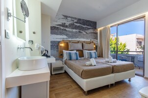 Quarto casal superior | Cofres nos quartos, individualmente decorados