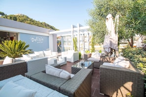 Seasonal outdoor pool, open 10:00 AM to 6:00 PM, pool umbrellas - Sunny Days Hotel (Rhodes)