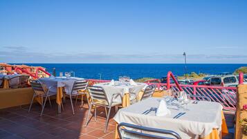 Breakfast and dinner served