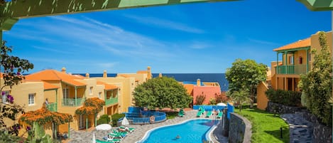 2 座室外游泳池,提供泳池遮陽傘和日光浴躺椅