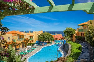 2 piscinas al aire libre, sombrillas, sillones reclinables de piscina