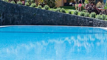 2 piscines extérieures, parasols de plage, chaises longues