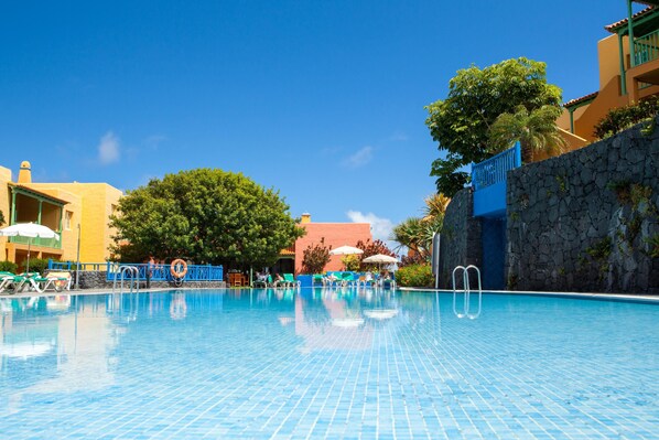 2 piscines extérieures, parasols de plage, chaises longues