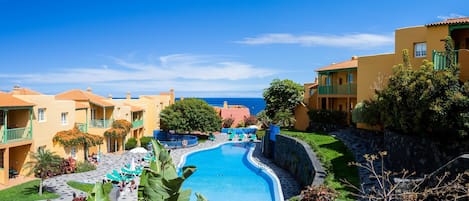 2 hồ bơi ngoài trời, dù/ô trên bãi biển/hồ bơi, ghế dài tắm nắng