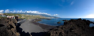 Una playa cerca, arena negra