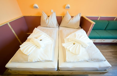 Caja de seguridad en la habitaciĂłn, escritorio y cortinas blackout