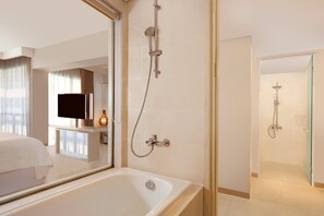 Shower, free toiletries, hair dryer, bathrobes - Four Points By Sheraton Bali, Kuta (Kuta)