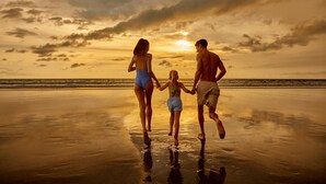 A family walking on a beach at sunset. - Four Points By Sheraton Bali, Kuta (Kuta)