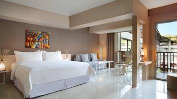 Suite Junior, 1 kamar tidur, Bebas Asap Rokok | 1 kamar tidur, brankas, meja kerja, dan tirai kedap cahaya