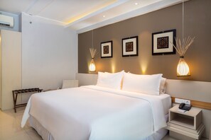 In-room safe, desk, blackout drapes, soundproofing - Four Points By Sheraton Bali, Kuta (Kuta)