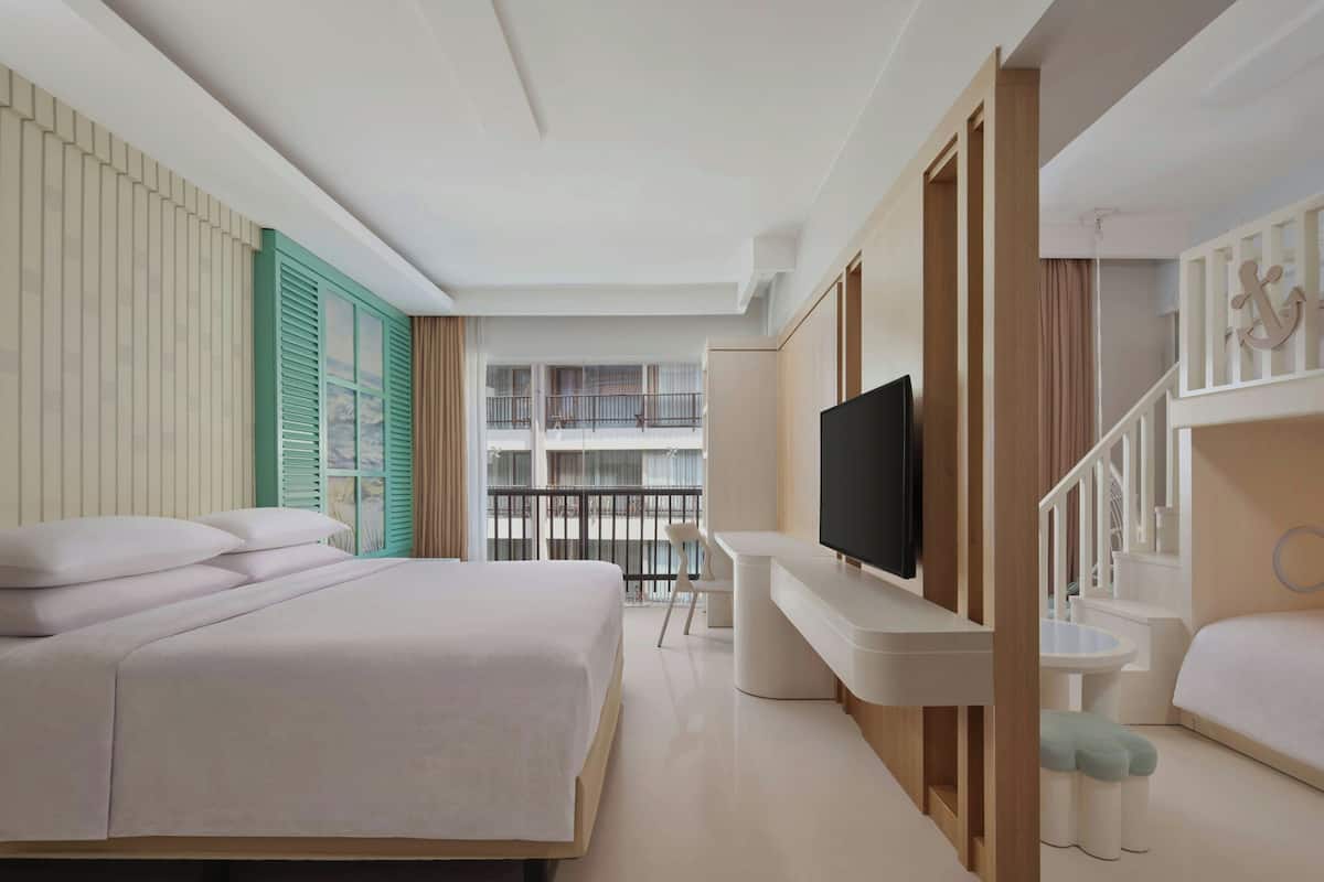 Suite familiar, 1 cama de matrimonio grande | 1 dormitorio, caja fuerte, escritorio y cortinas opacas