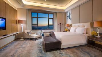 Deluxe One Bedroom Suite with Lounge Access | Premium bedding, down comforters, minibar, in-room safe