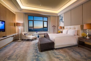 Deluxe One Bedroom Suite with Lounge Access | Premium bedding, down comforters, minibar, in-room safe - Hilton Urumqi (Ürümqi)