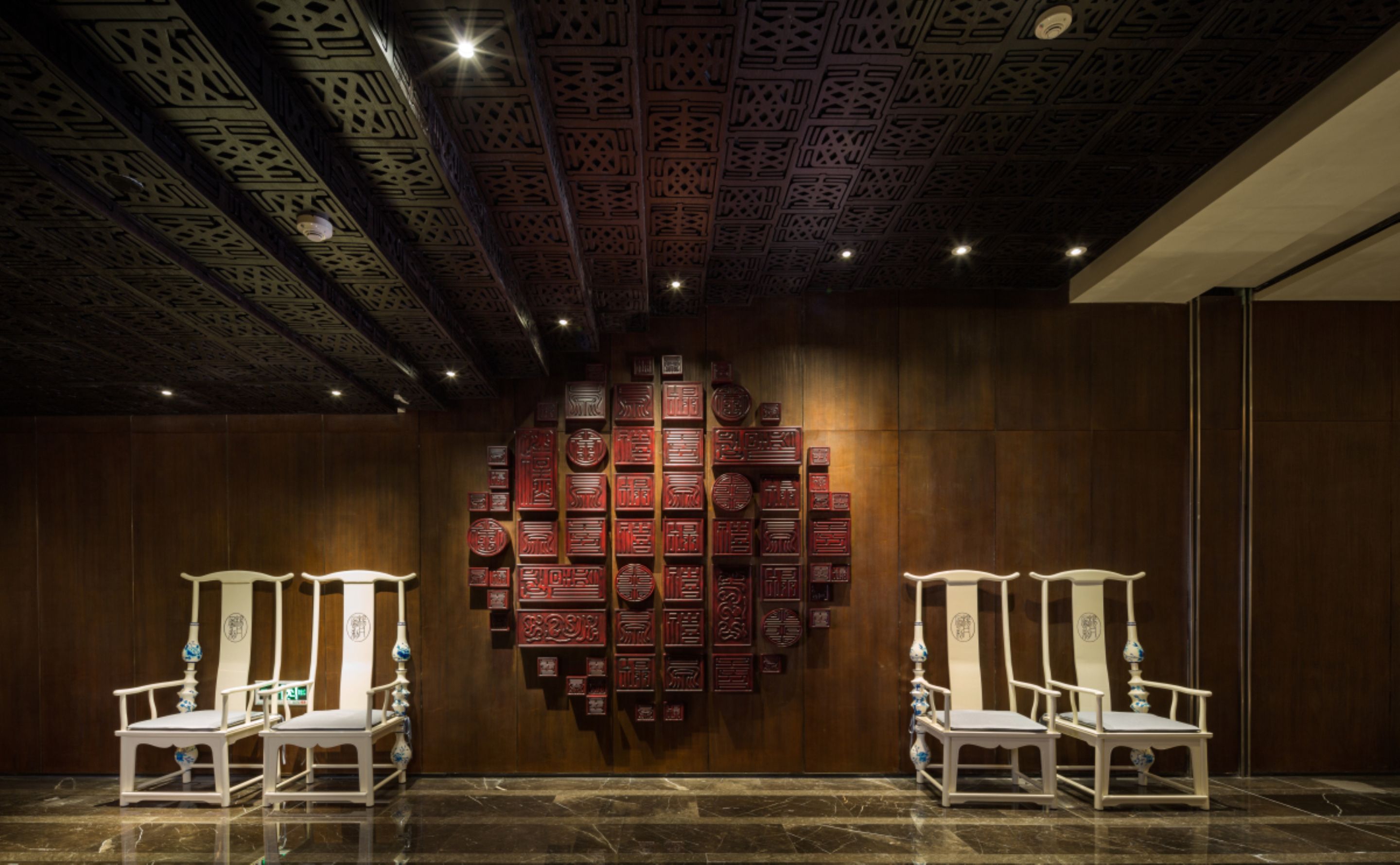 3 restaurants, breakfast, lunch, dinner served; international cuisine