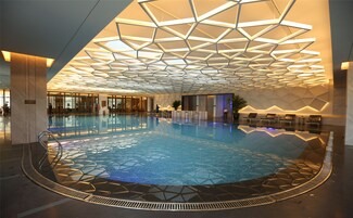 Una piscina techada, sillones reclinables de piscina