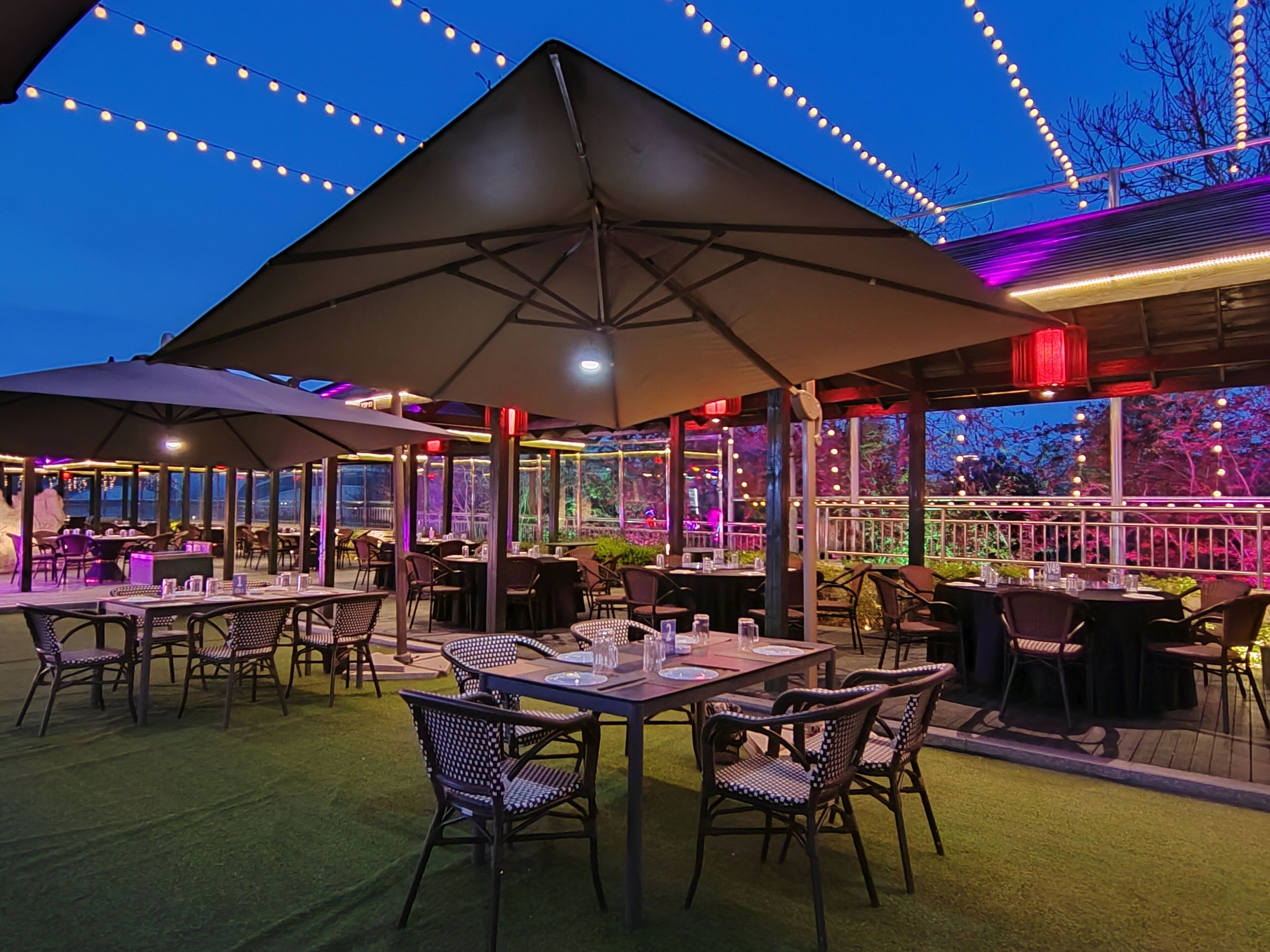 3 restaurants, breakfast, lunch, dinner served; international cuisine