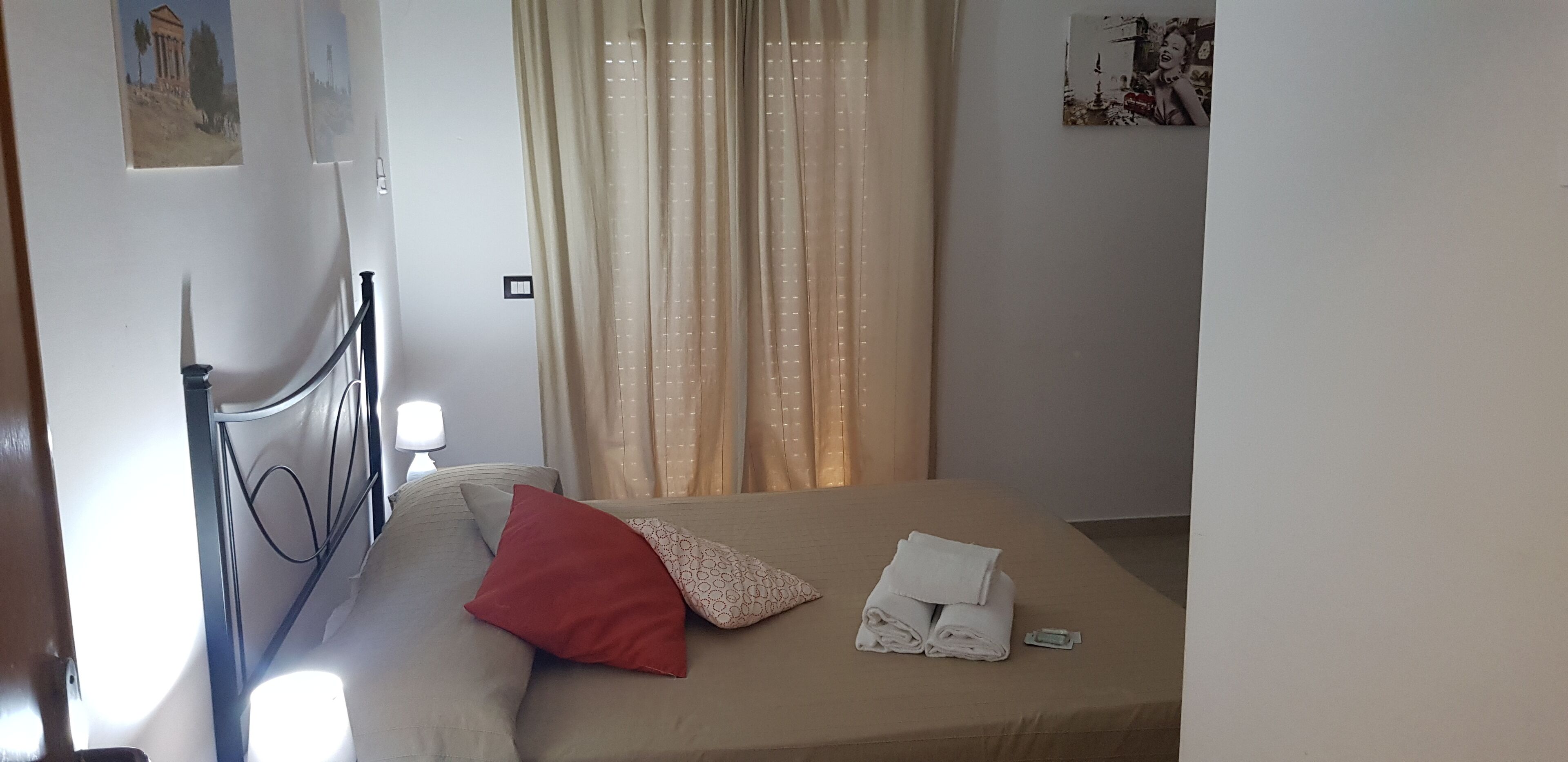 Habitación doble | Edredón, escritorio, cortinas blackout y wifi gratis 