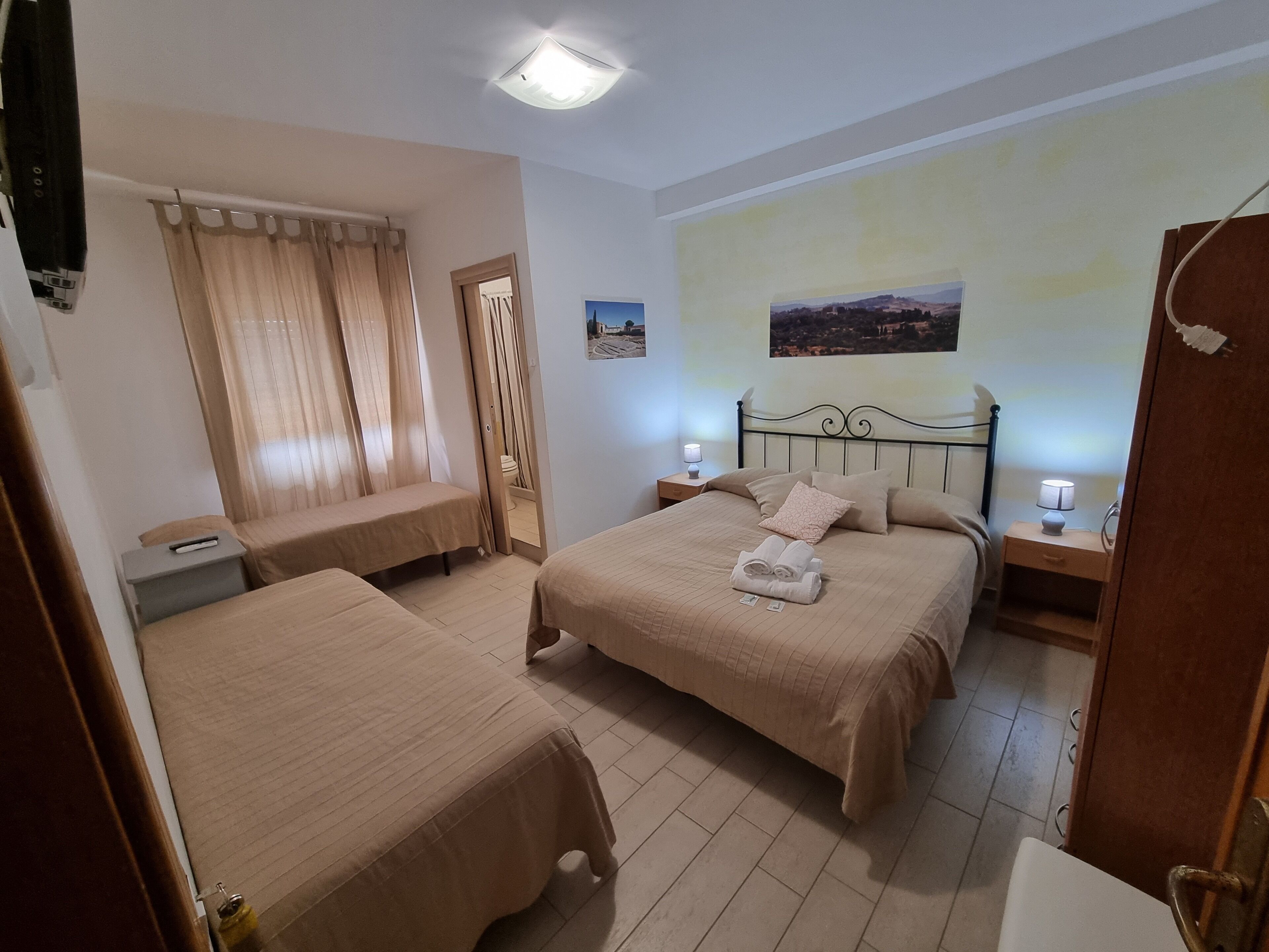 Copriletto in piuma, una scrivania, tende oscuranti, Wi-Fi gratuito