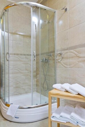 Douche, articles de toilette (gratuits), séchoir à cheveux, peignoirs