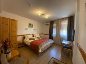 Hochwertige Bettwaren, Betten mit Memory-Foam-Matratzen, Minibar