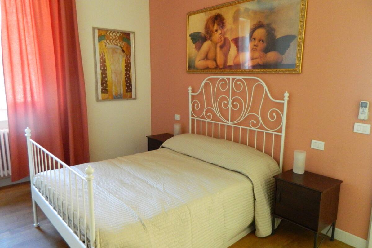 Habitación con 1 cama matrimonial o 2 individuales, baño en la habitación (Giuliana) | Ropa de cama de alta calidad y caja de seguridad en la habitación