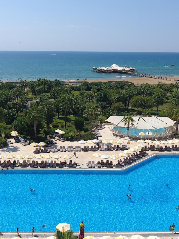 Piscine couverte, piscine extérieure, parasols de plage, chaises longues