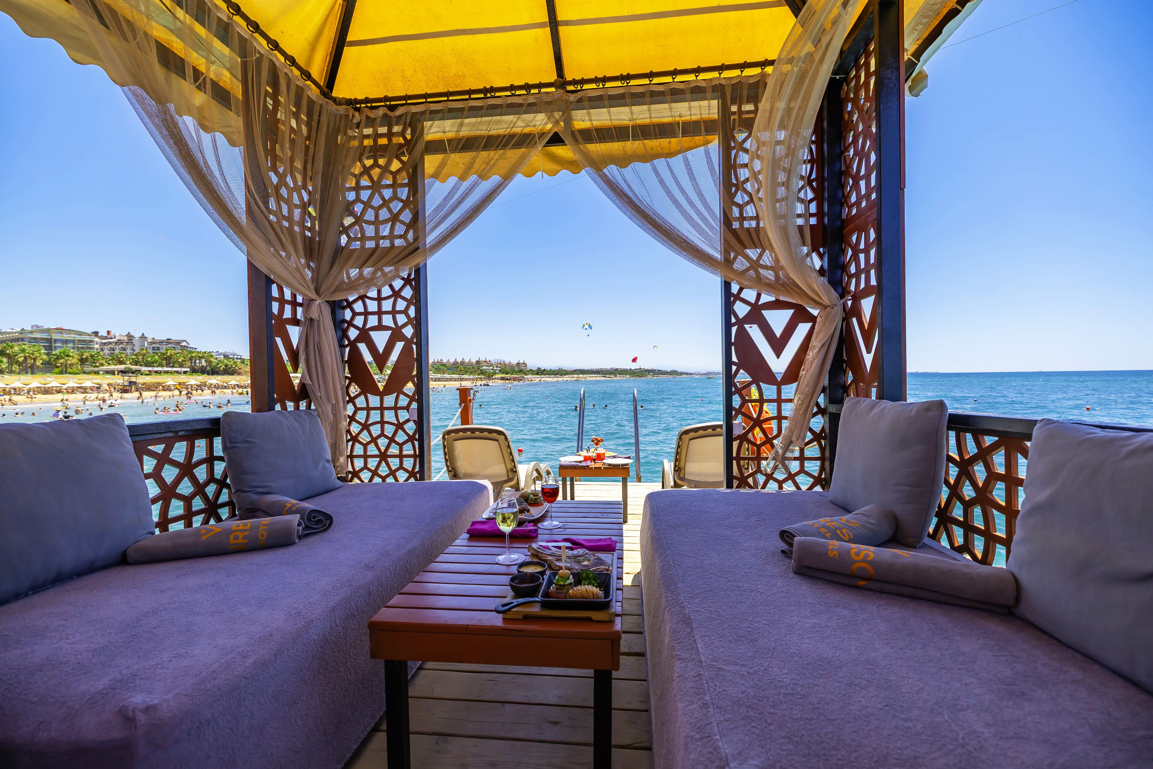 5 Restaurants; Mittagessen und Abendessen werden serviert