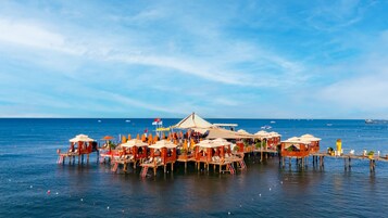 Hotel à beira-mar com áreas de estar ao ar livre e vista para o mar.