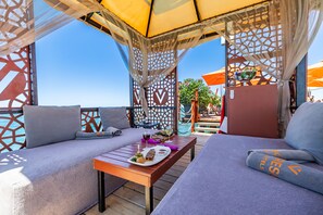 5 restaurants, lunch, dinner served; international cuisine