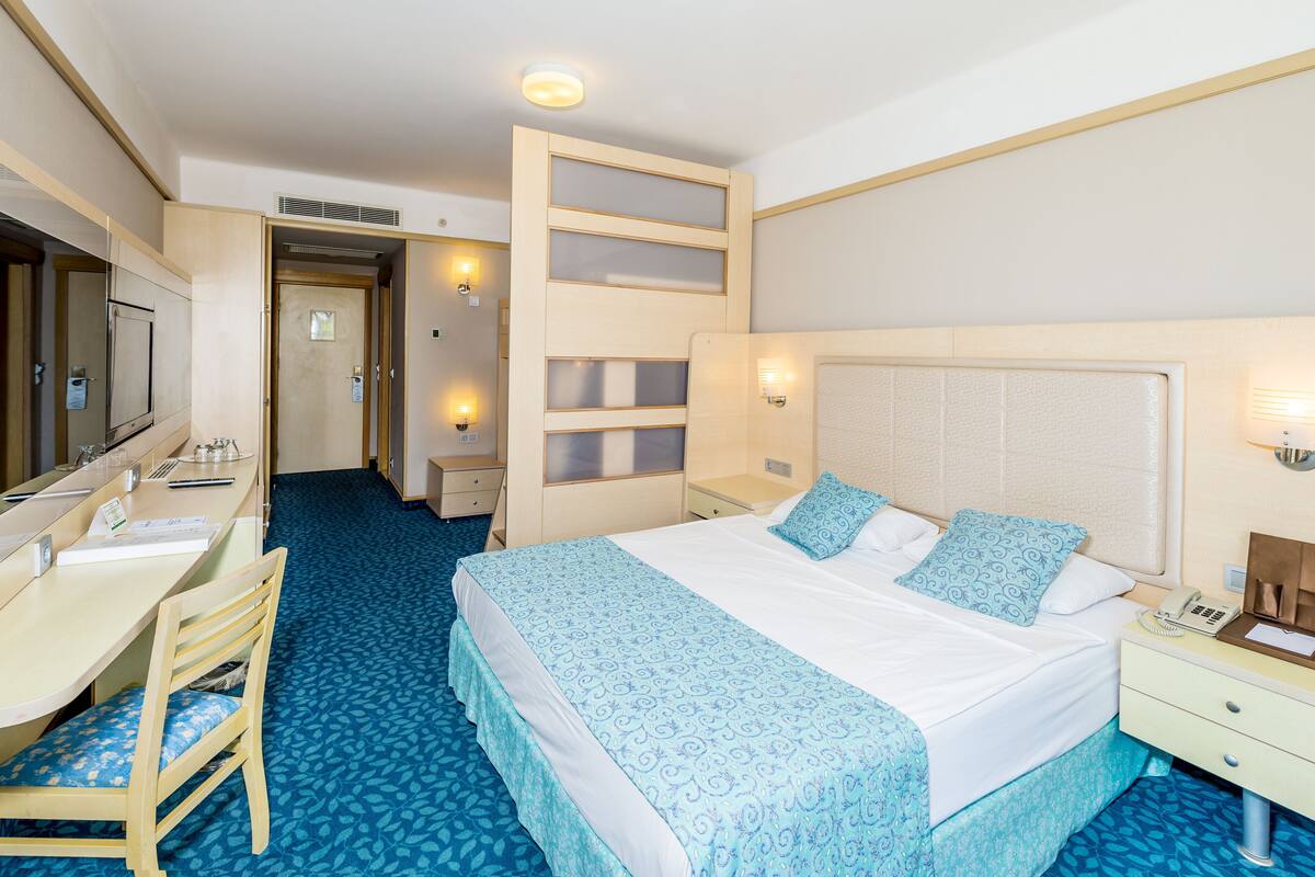 Minibar (free items), in-room safe, blackout drapes, soundproofing