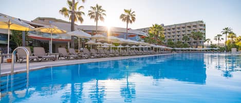 Inomhuspool, utomhuspool, parasoller och solstolar