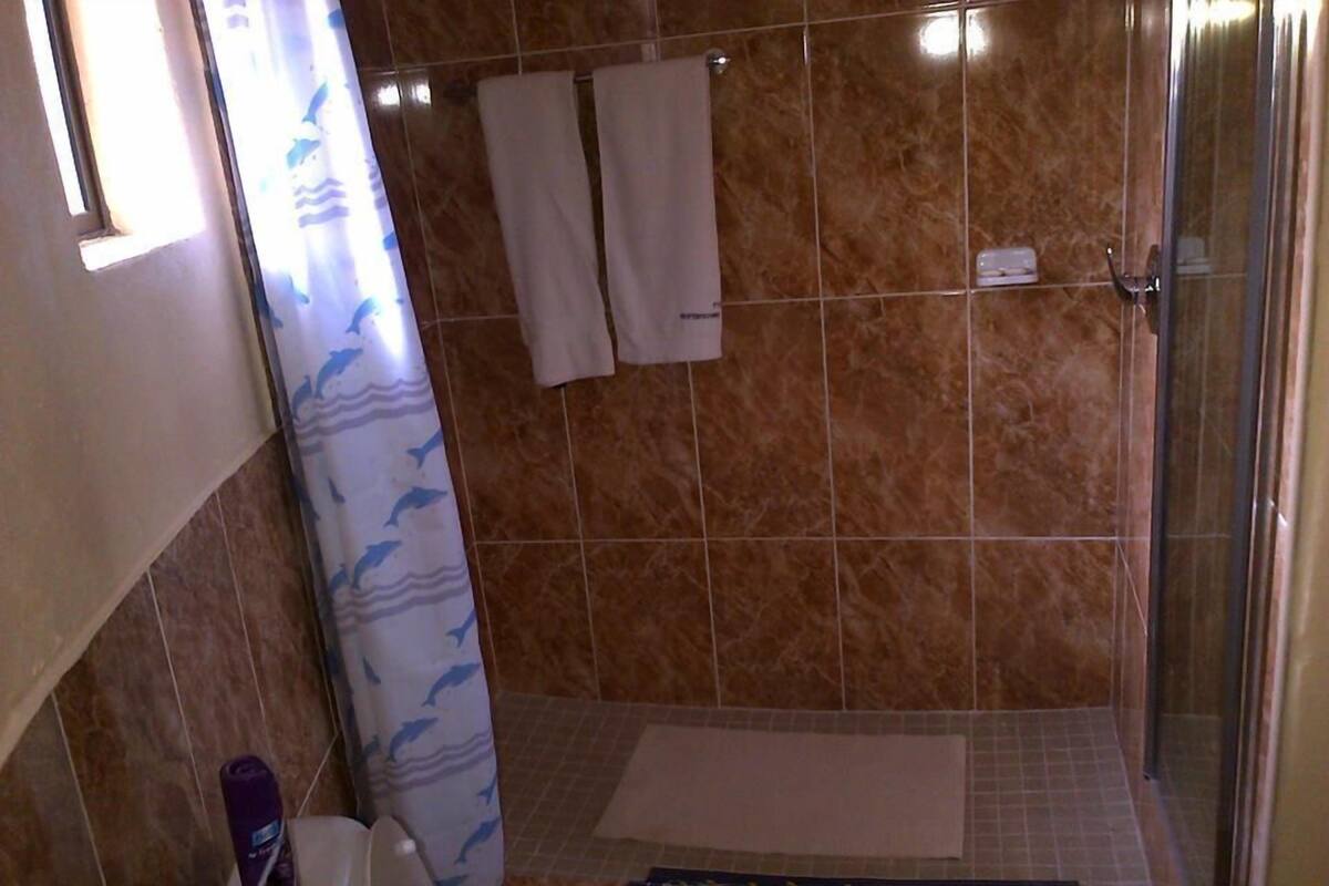 Kostenlose Toilettenartikel, Haartrockner, Handtücher