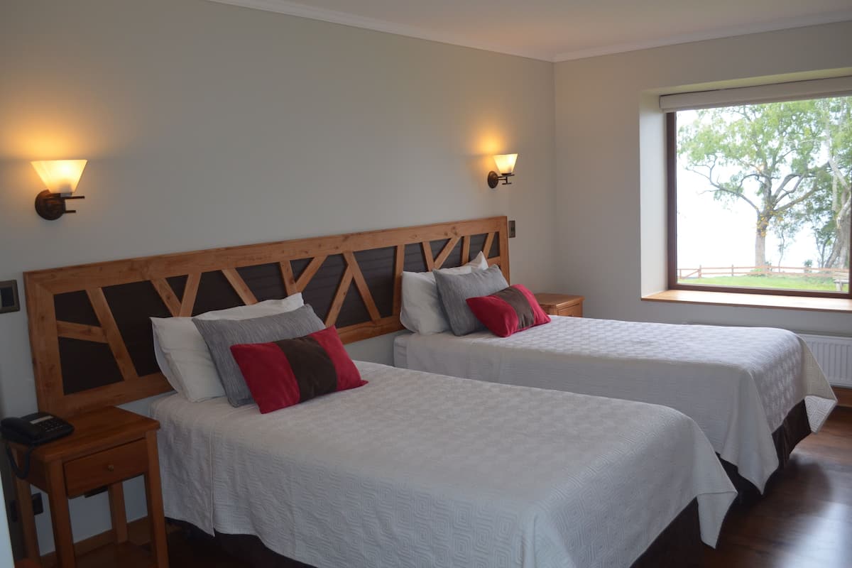 Quarto duplo, 2 camas de solteiro | Frigobar, cofres nos quartos, quartos à prova de som, berços grátis